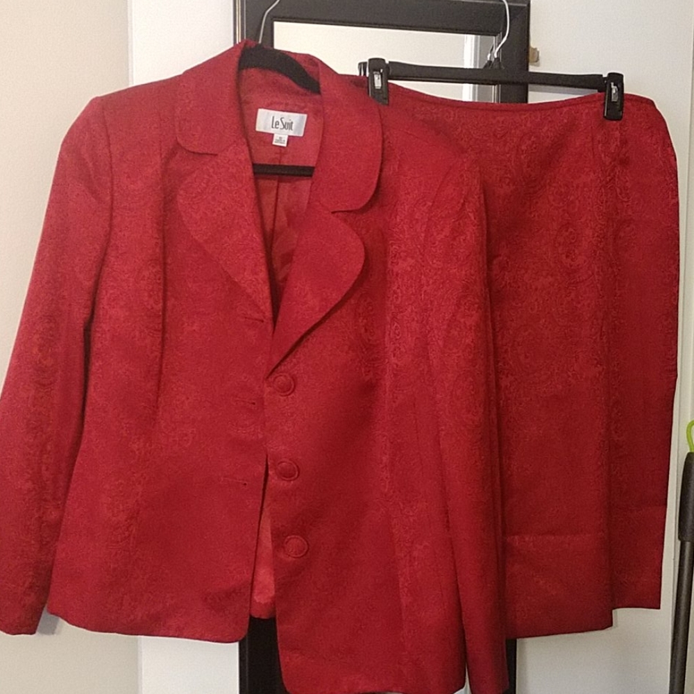 Women's Le Suit skirt set